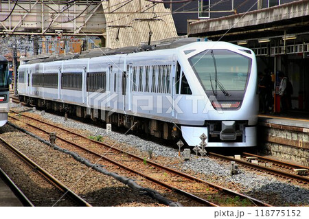 高架化に向け廃止に為った春日部駅・旧1番線ホームに停車する… 特急スペーシアX・N100系 118775152