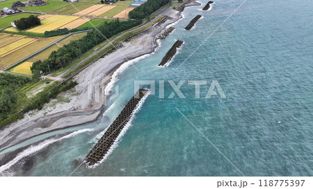 富山県入善町の海岸線と波消しブロック 118775397