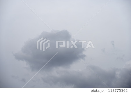 曇り空 雨天 雨雲 空 秋 イメージ 118775562