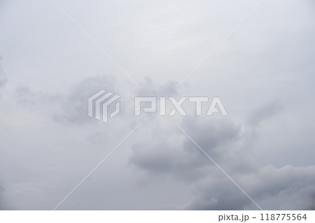 曇り空 雨天 雨雲 空 秋 イメージ 118775564