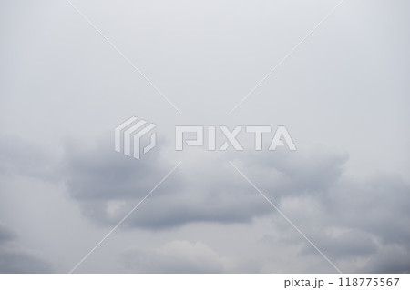 曇り空 雨天 雨雲 空 秋 イメージ 118775567