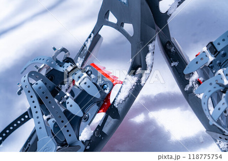 【冬素材】雪上のスノーシュー【長野県】 118775754