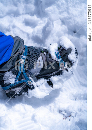 【雪山素材】アイゼンと登山靴【長野県】 118775915