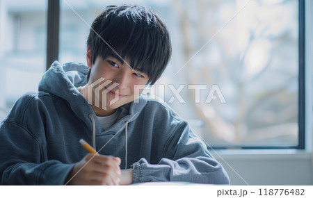 勉強する男子学生 118776482