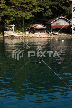 海辺の神社の鳥居と船小屋立構図 118776804