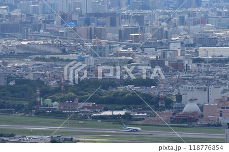 池田市五月山 日の丸展望台 眺望 山陽新幹線を背に 着陸する飛行機 池田市五月山 日の丸展望台 眺望 山陽新幹線を背に 着陸する飛行機 118776854