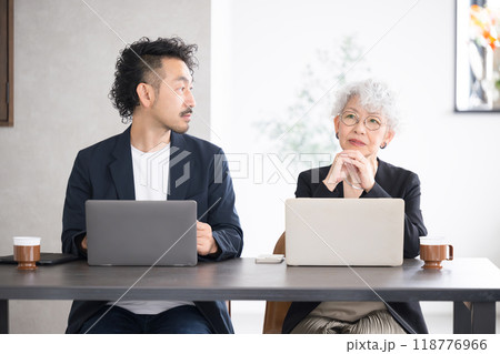 仕事の話をする高齢の女性の経営者、会長、社長の商談や営業、打ち合わせのイメージ 笑顔で喜ぶ、話す 仕事の話をする高齢の女性の経営者、会長、社長の商談や営業、打ち合わせのイメージ 笑顔で喜ぶ、話す 118776966