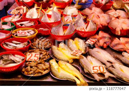 香港島北角の市場で売られる魚。日本ではなじみのない魚も多い 香港島北角の市場で売られる魚。日本ではなじみのない魚も多い 118777047