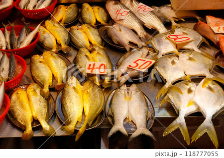 香港島北角の市場で売られる魚。日本ではなじみのない魚も多い 香港島北角の市場で売られる魚。日本ではなじみのない魚も多い 118777055