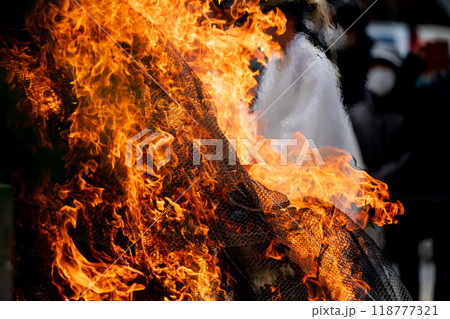 八幡のはちまんさんで実施される立ち上る炎の焼納神事を撮影 118777321