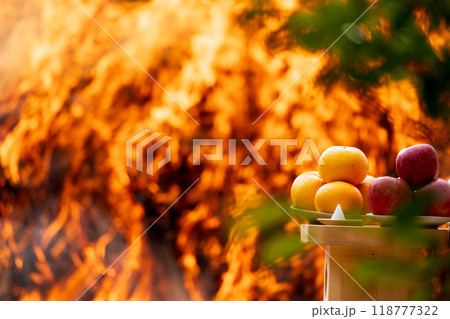 八幡のはちまんさんで実施される立ち上る炎の焼納神事を撮影 118777322