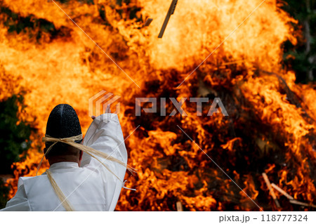 八幡のはちまんさんで実施される立ち上る炎の焼納神事を撮影 118777324