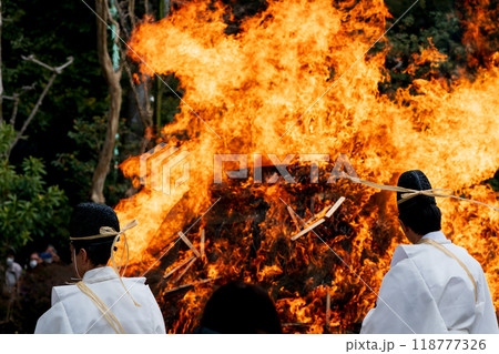 八幡のはちまんさんで実施される立ち上る炎の焼納神事を撮影 118777326