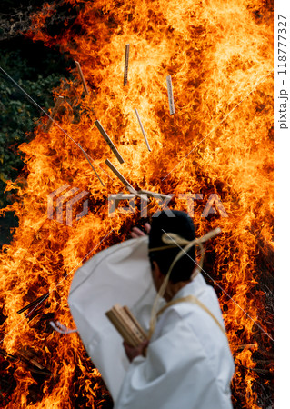 八幡のはちまんさんで実施される立ち上る炎の焼納神事を撮影 118777327
