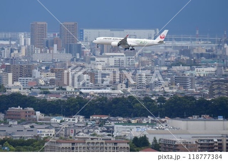 池田市秀望台俯瞰　逆ラン14R　着陸する飛行機 118777384