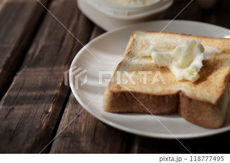 たっぷりマーガリンのトースト　トランスファットフリーマーガリン 118777495