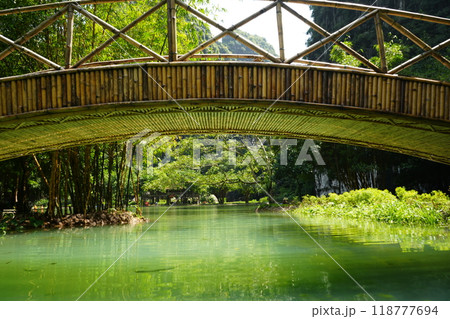 ベトナム ニンビン タムコック ボート 川下り	 118777694