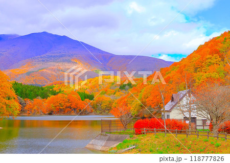 鮮やかな紅葉の長老湖と不忘山山麓 118777826