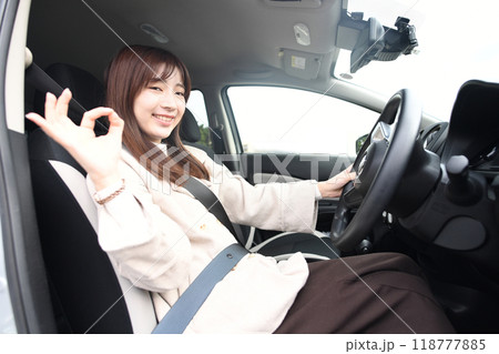 笑顔で運転をする若いアジア人女性 笑顔で運転をする若いアジア人女性 118777885