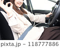 笑顔で運転をする若いアジア人女性 118777886