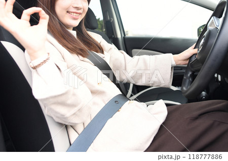 笑顔で運転をする若いアジア人女性 118777886