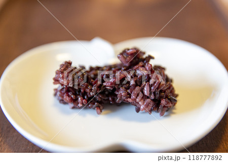 蒸かした黒いもち米 蒸かした黒いもち米 118777892