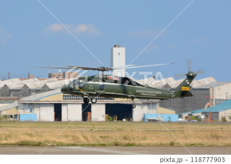 低空飛行するアメリカ海軍SH-60F第七艦隊司令官専用ヘリコプター 低空飛行するアメリカ海軍SH-60F第七艦隊司令官専用ヘリコプター 118777903