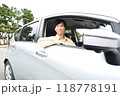 笑顔で運転をする若いアジア人男性 118778191