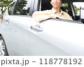 笑顔で運転をする若いアジア人男性 118778192