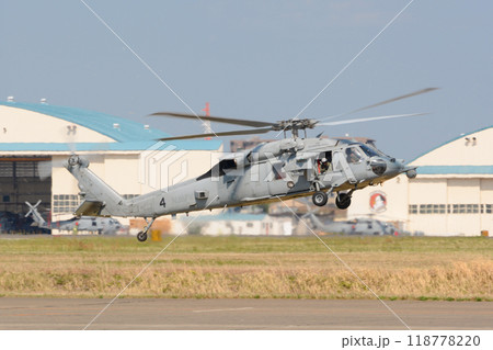 着陸するアメリカ海軍空母リンカーン所属MH-60Sナイトホーク 着陸するアメリカ海軍空母リンカーン所属MH-60Sナイトホーク 118778220
