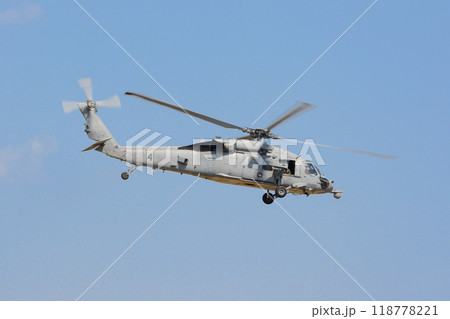 飛行するアメリカ海軍空母リンカーン所属MH-60Sナイトホーク 118778221