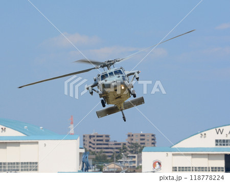 離陸するアメリカ海軍MH-60Sナイトホーク 離陸するアメリカ海軍MH-60Sナイトホーク 118778224