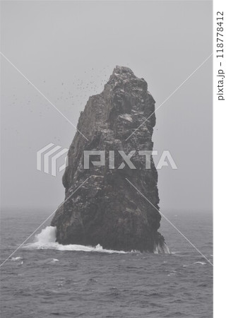 伊豆諸島の最南端 孤高のゴジラ 孀婦岩遠景 伊豆諸島の最南端 孤高のゴジラ 孀婦岩遠景 118778412