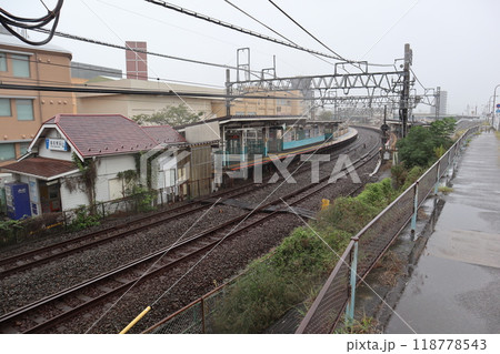 雨の堀切駅 118778543