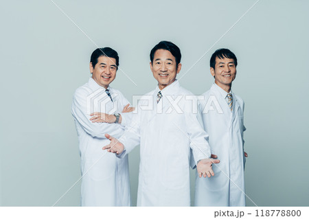 ミドルの白衣の男性 118778800