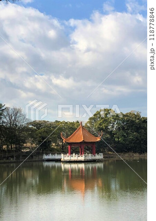 伊丹市内で最も古い　緑ケ丘公園　友好都市である中国佛山市から贈られた「賞月亭」 118778846