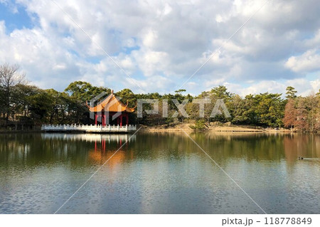 伊丹市内で最も古い　緑ケ丘公園　友好都市である中国佛山市から贈られた「賞月亭」 118778849