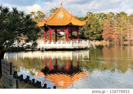 伊丹市内で最も古い　緑ケ丘公園　友好都市である中国佛山市から贈られた「賞月亭」 118778852