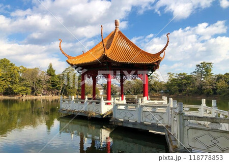 伊丹市内で最も古い　緑ケ丘公園　友好都市である中国佛山市から贈られた「賞月亭」 118778853