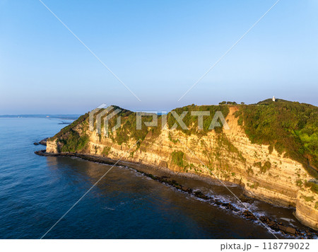 夜明けの太東埼灯台※奥は勝浦市方向（千葉県いすみ市） 118779022