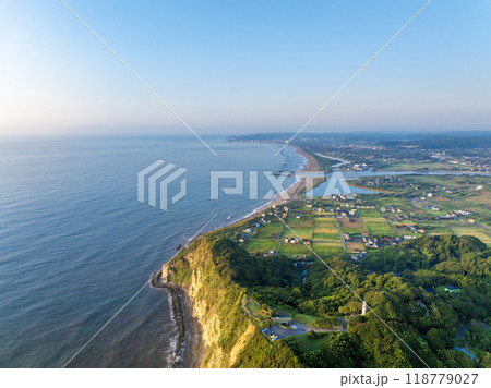 夜明けの太東埼灯台と日在海岸、大原海岸（千葉県いすみ市） 118779027