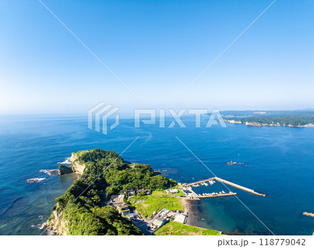 夏の八幡岬と勝浦漁港（千葉県勝浦市） 118779042