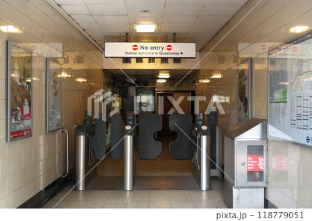 ロンドン地下鉄クイーンズウェイ駅出口 118779051