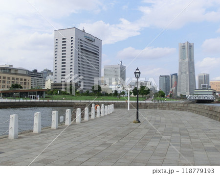 象の鼻防波堤から見たみなとみらい 象の鼻防波堤から見たみなとみらい 118779193