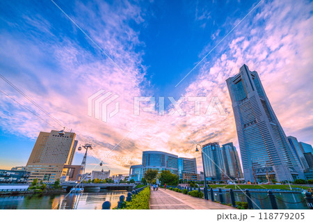 日本の横浜都市景観 9月。汽車道から横浜ランドマークタワーやロープウェイなどを望む＝26日 118779205