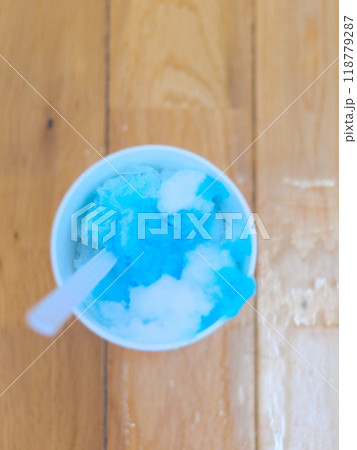 真夏の癒やし：ブルーハワイ味のかき氷 118779287