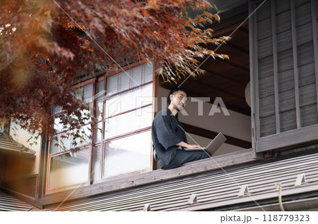 秋の旅行を仕事をしながら楽しむ浴衣姿の男性 秋の旅行を仕事をしながら楽しむ浴衣姿の男性 118779323