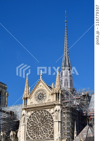 パリ、フランス。再建中のノートルダム大聖堂。2024年9月15日撮影。 118779387