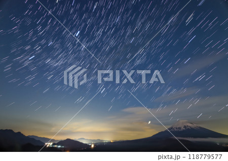 精進湖・パノラマ台から見る富士山と昇る夏の星座 118779577