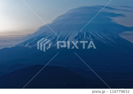 夜明けの精進湖・パノラマ台から見る笠雲を被った富士山 118779632